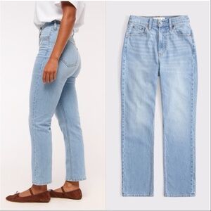Abercrombie AF Curve Love Ultra High Rise Ankle Straight Jean Light Wash Short